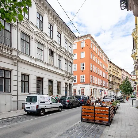 Very - Modern * Budapest
