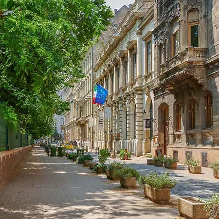Very - Modern * Budapest